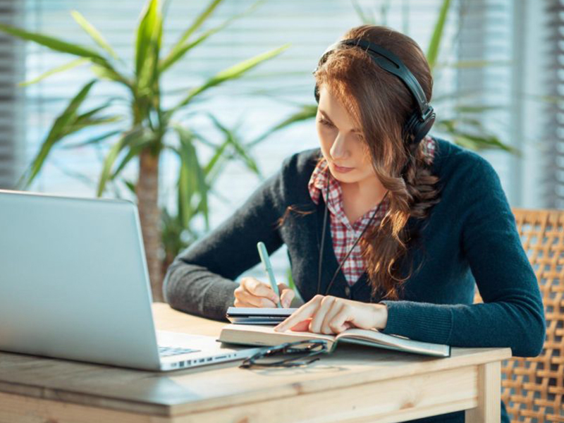 Sử dụng tai nghe nghe nhạc nhẹ nh&agrave;ng